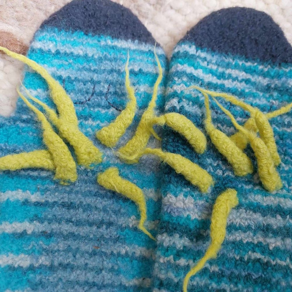 Super fun and eccentric wool mittens - Picture 2 of 3